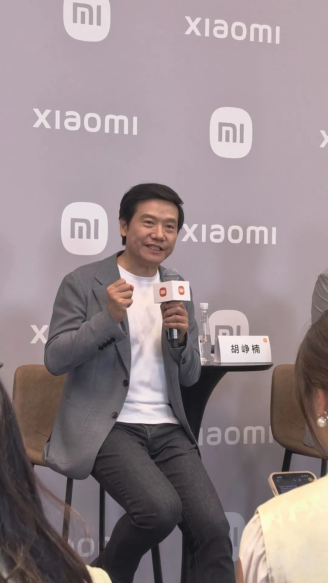 10个月只赢了2次，雷军：输给特斯拉不丢人，YU7现已有绝对竞争力！“从造车第一天开始，米粉和大众就期待我们超过特斯拉” - 1