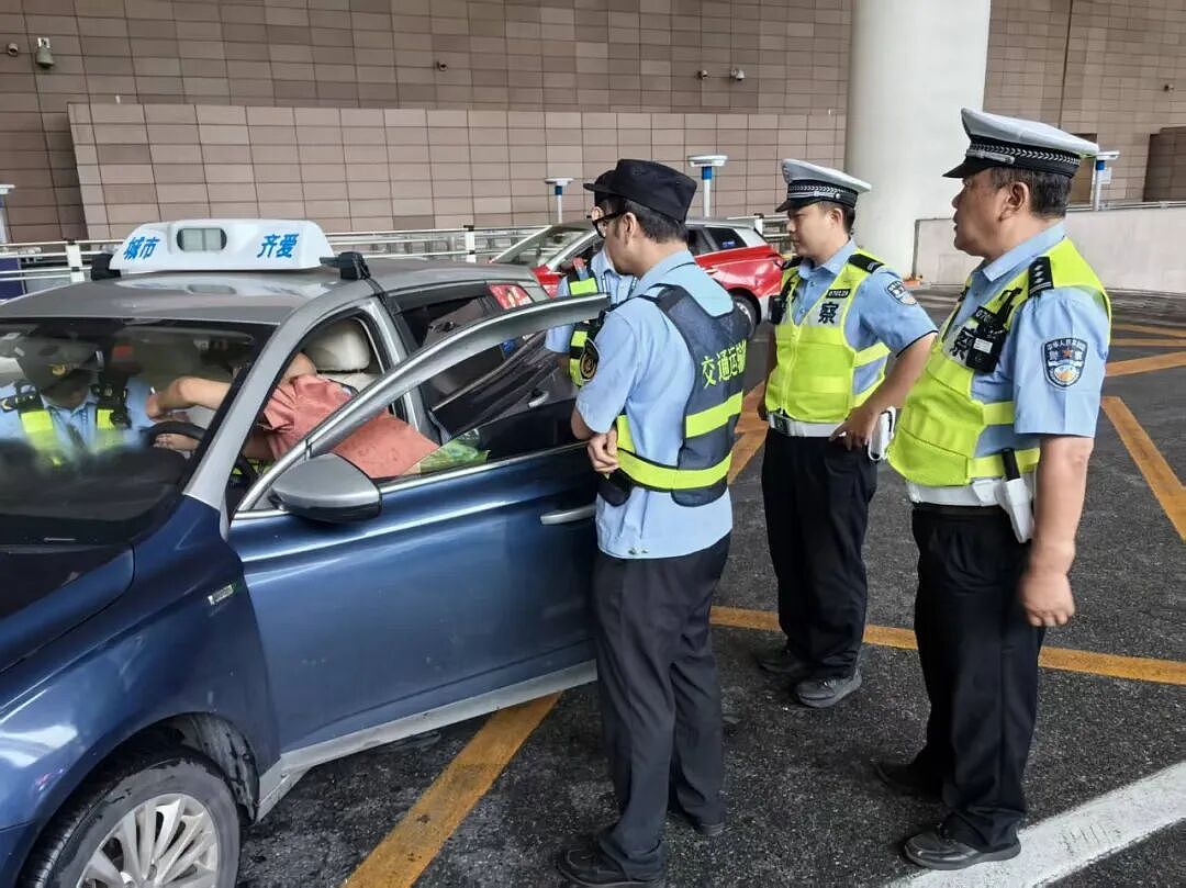 知名博主在浦东机场打车“被套路”,凌晨遭出租车抛路边!上海警方通报:司机已被行拘(组图) - 6