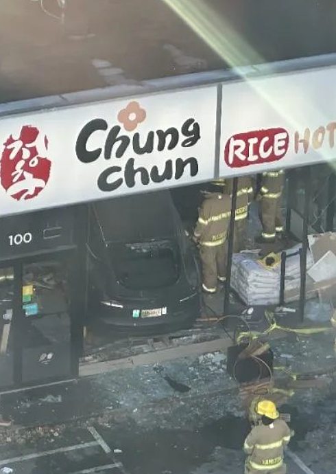 离奇车祸!摩托车“起飞”挂在红绿灯上,视频流出后全网炸了...(组图) - 18