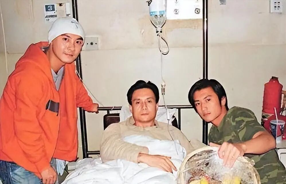 他被谢霆锋打成重伤，妻子6次流产后离婚，现在靠卖卤肉谋生（组图） - 4