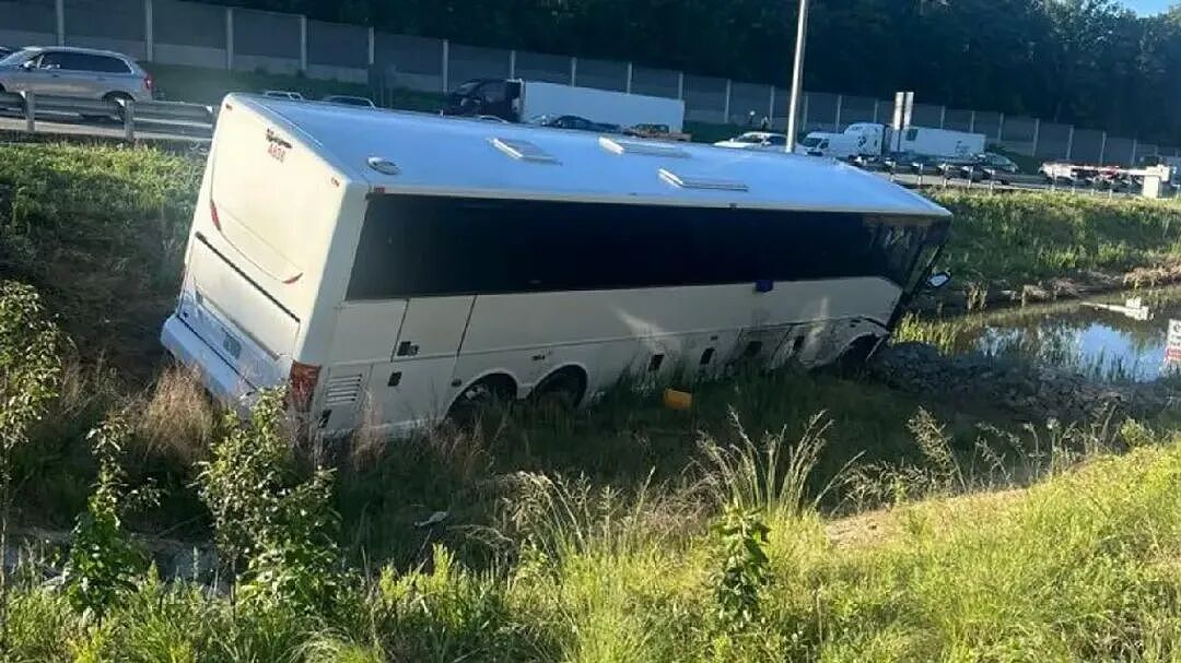 5死44伤！华人开大巴连撞6车，SUV烧成空壳，一家四口惨遭灭门（组图） - 4