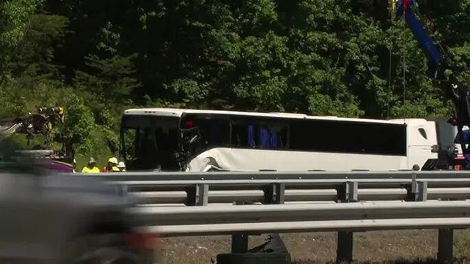 5死44伤！华人开大巴连撞6车，SUV烧成空壳，一家四口惨遭灭门（组图） - 8
