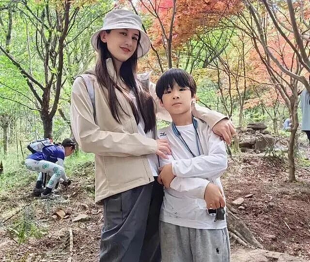 离婚1年后，黄圣依边工作边带小儿子，9岁儿子出镜会看全英文的书（组图） - 2