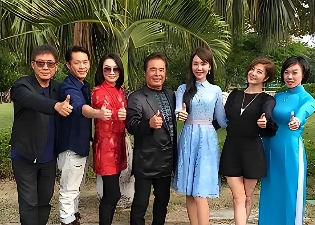 6个老婆同住豪宅,每人“月薪”7万!71岁宝刀未老又娶娇妻!现实版“韦小宝”(组图) - 6
