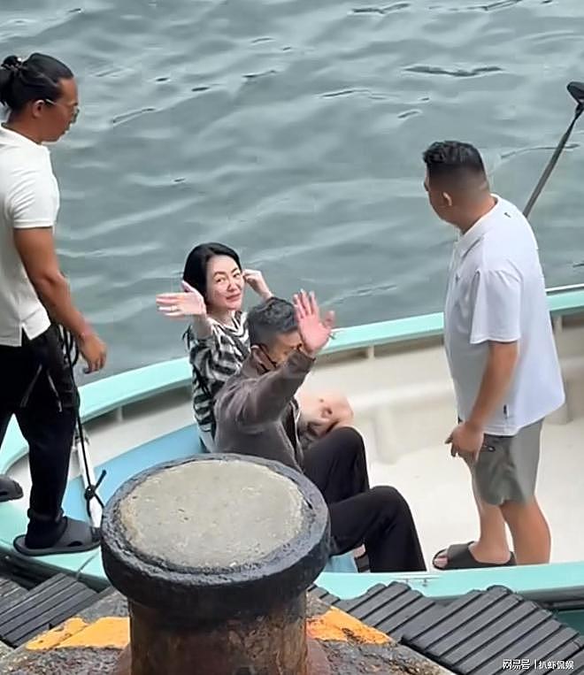 小S现身香港被偶遇，陪女儿看演唱会，老公许雅钧满头白发受瞩目 - 1