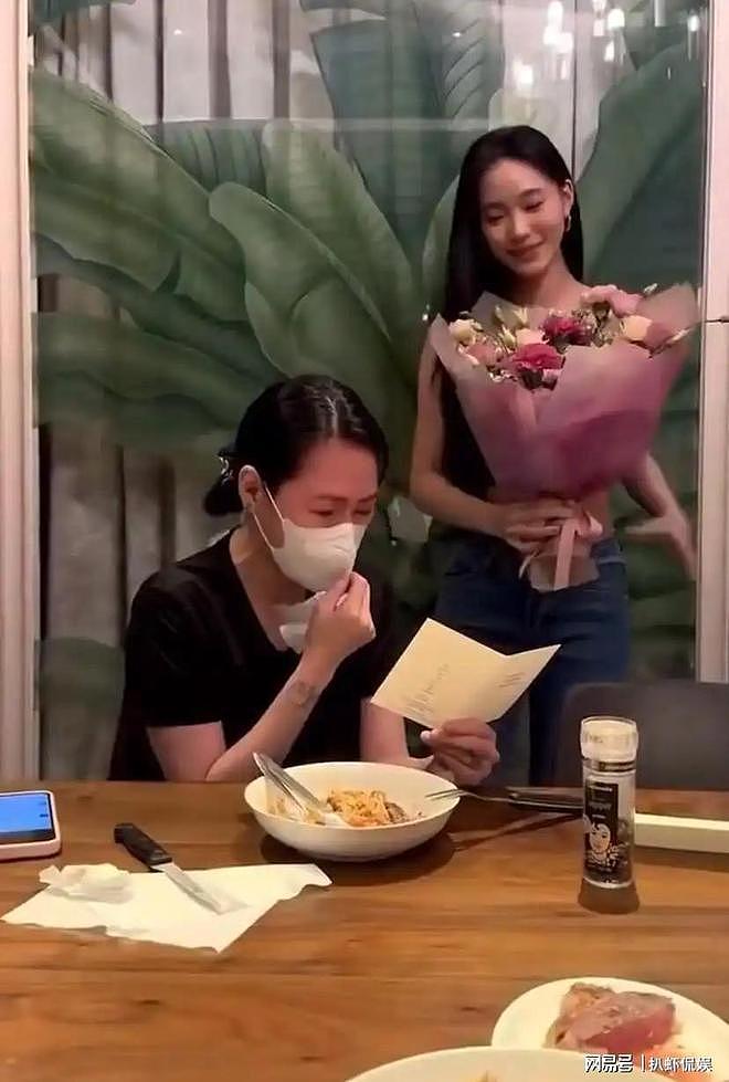 小S现身香港被偶遇，陪女儿看演唱会，老公许雅钧满头白发受瞩目 - 4