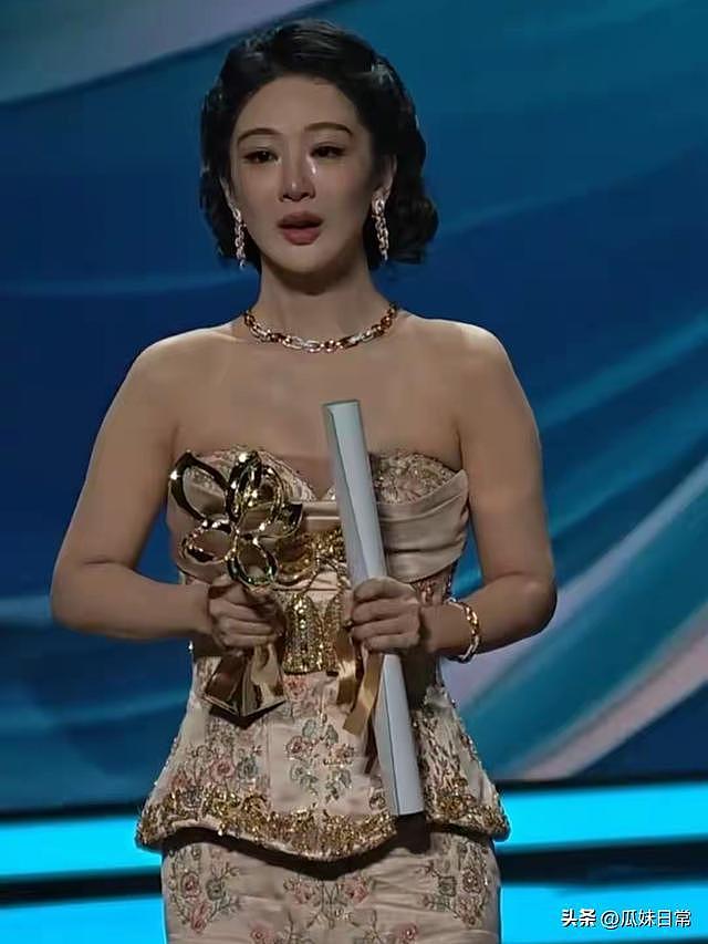 三次提名两次陪跑！杨紫封白玉兰视后，捂眼落泪瞬间看哭众人 - 1