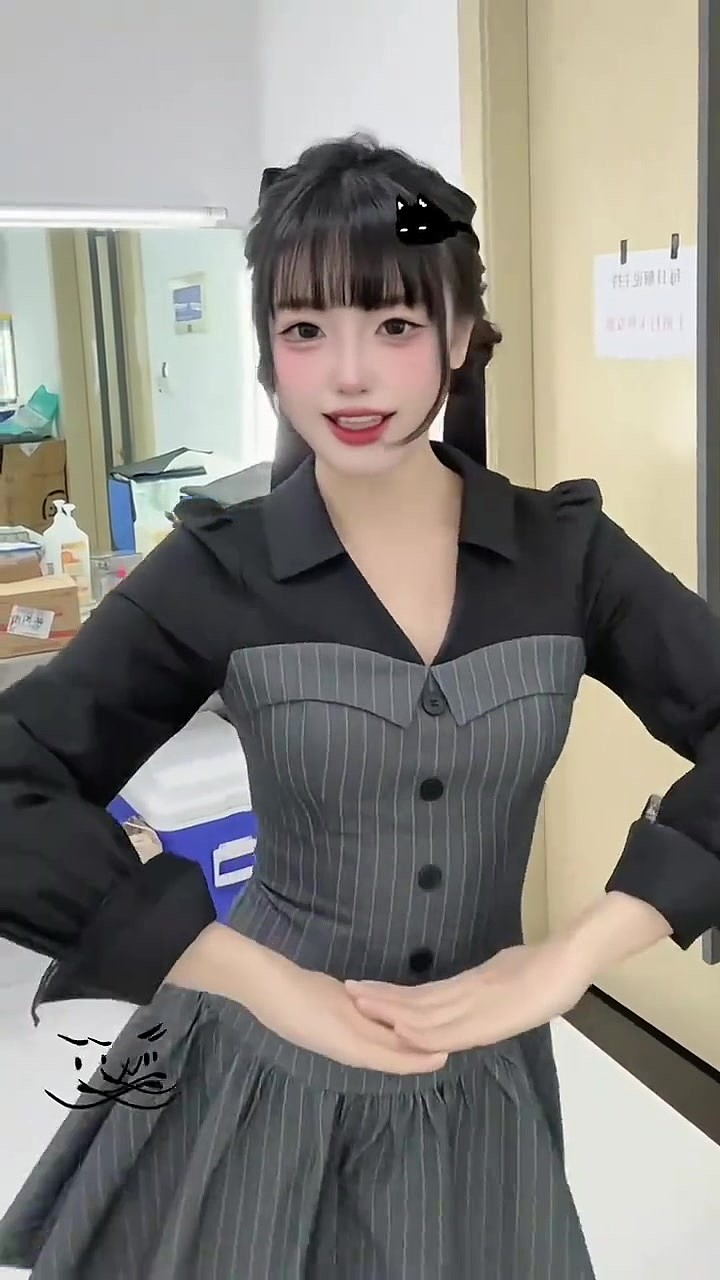 LPL主持周敢敢分享手势舞视频:好久不见 - 1