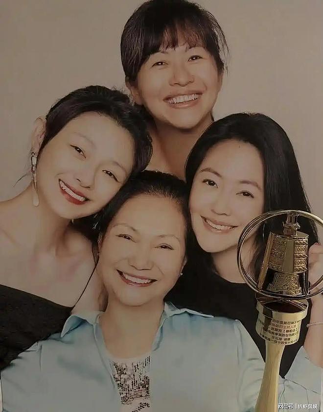 小S现身香港被偶遇，陪女儿看演唱会，老公许雅钧满头白发受瞩目 - 6