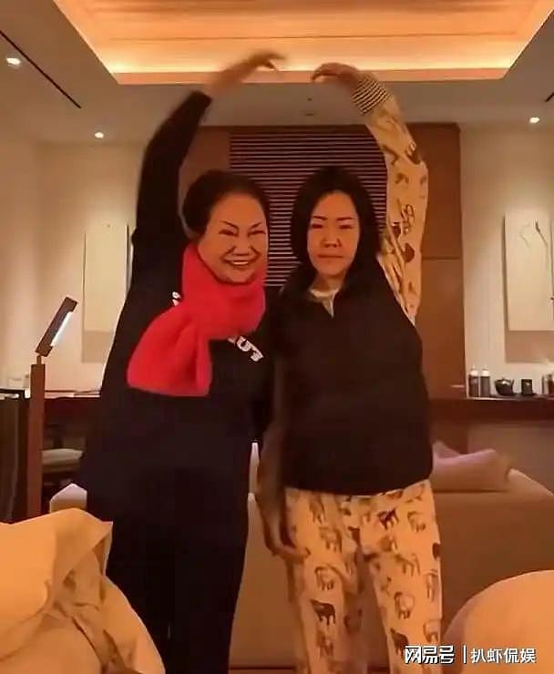 小S现身香港被偶遇，陪女儿看演唱会，老公许雅钧满头白发受瞩目 - 7