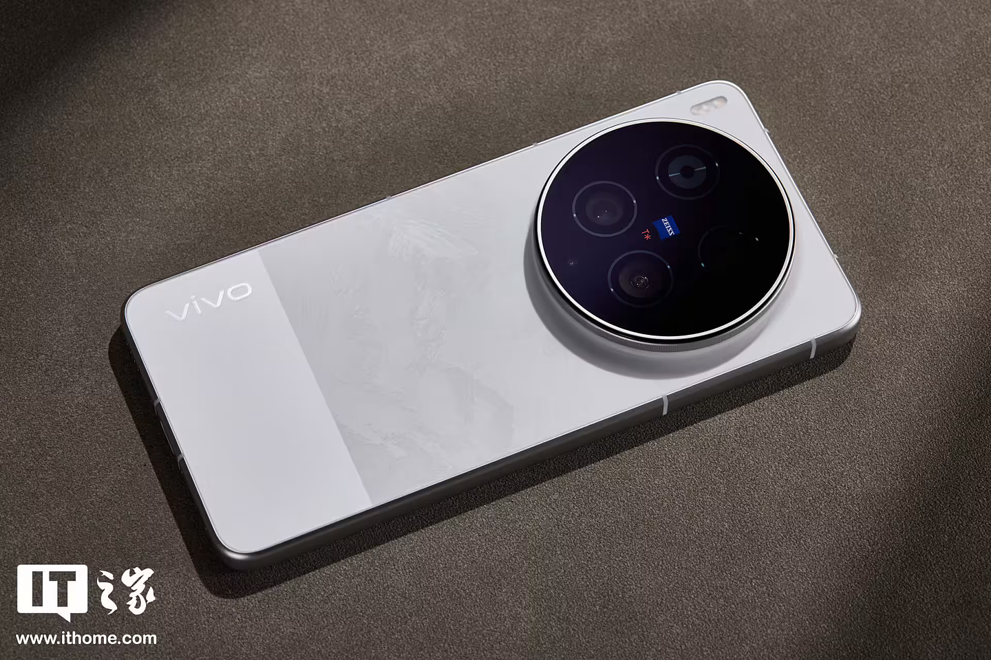 消息称 vivo X300 系列手机销量超 300 万台，Ultra 机型破 20 万 - 2