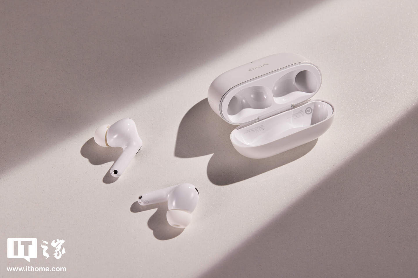【IT之家开箱】vivo TWS 5 Pro 耳机图赏：圈铁音质 + 独立 DAC + 4.6Mbps Wi-Fi 无损音频 - 7