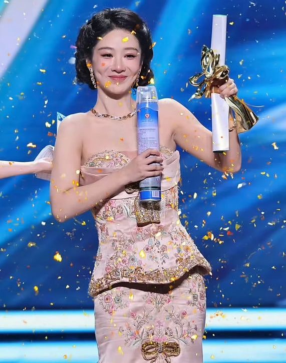 白玉兰这夜，于和伟叔圈天菜回归，孙俪嫩了，迟蓬洋气，肖战太帅 - 21