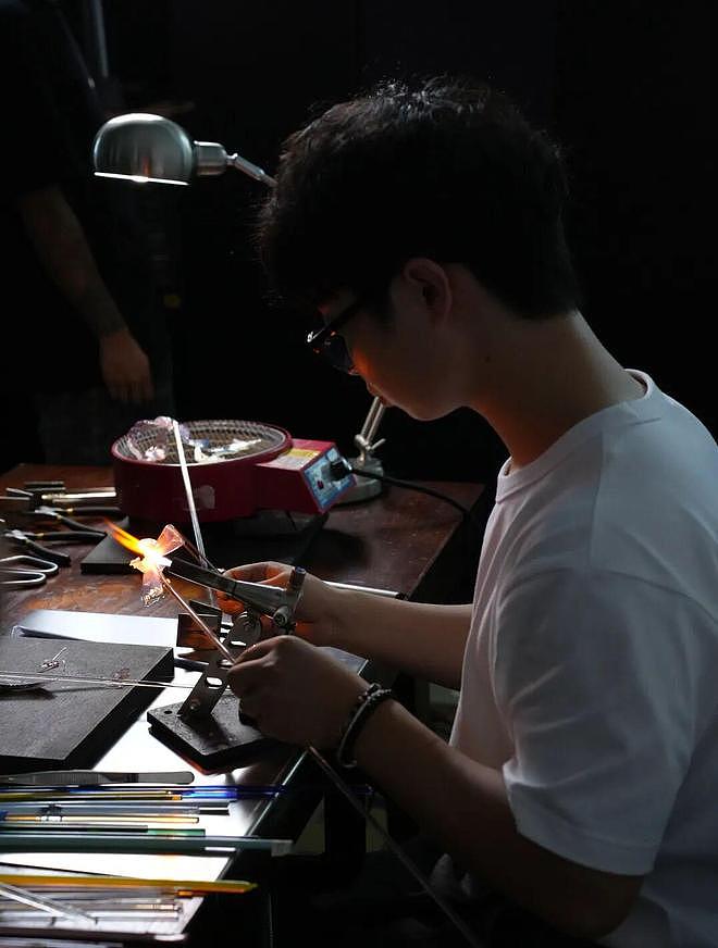 被40万人追更的火焰魔术师，重塑古老灯工玻璃 - 6