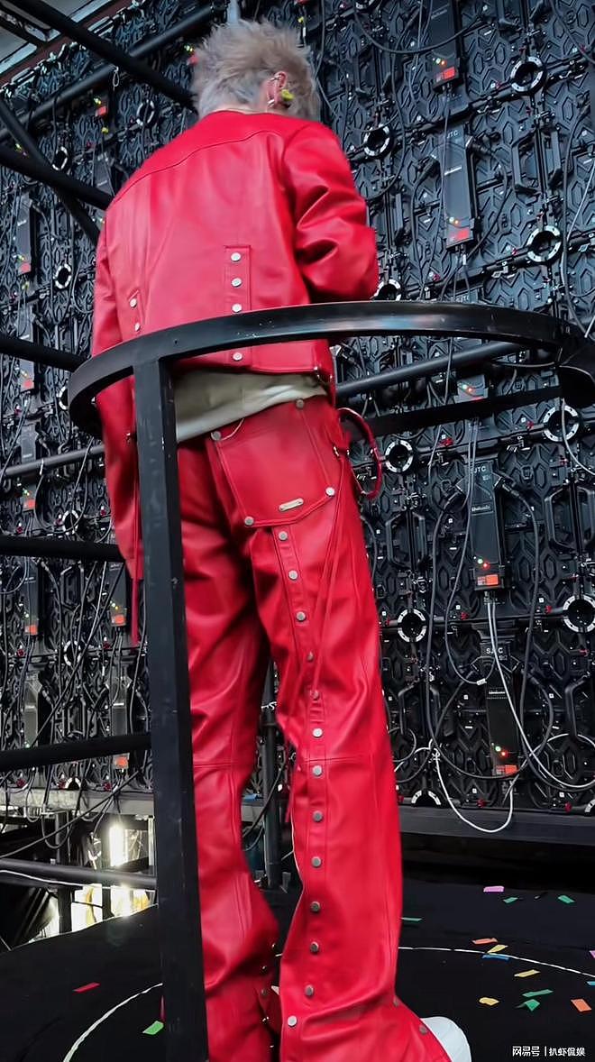 鹿晗音乐节正面回应风波，亲手粉碎“黑热搜”卡片，否认出轨传闻 - 1