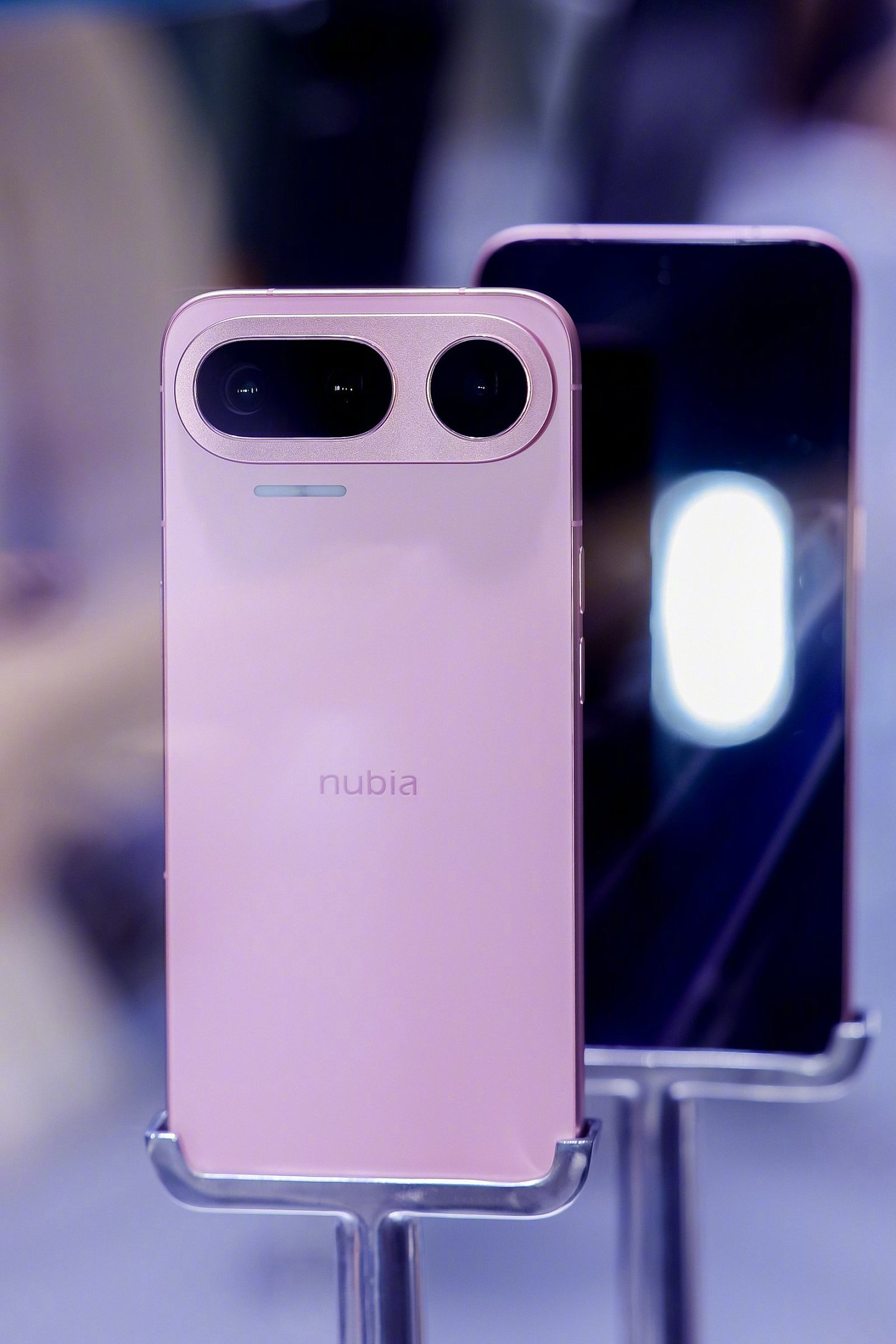 全球首款 AI 智能体手机努比亚 NaviX Ultra 亮相 WAIC,搭载豆包手机助手 - 3