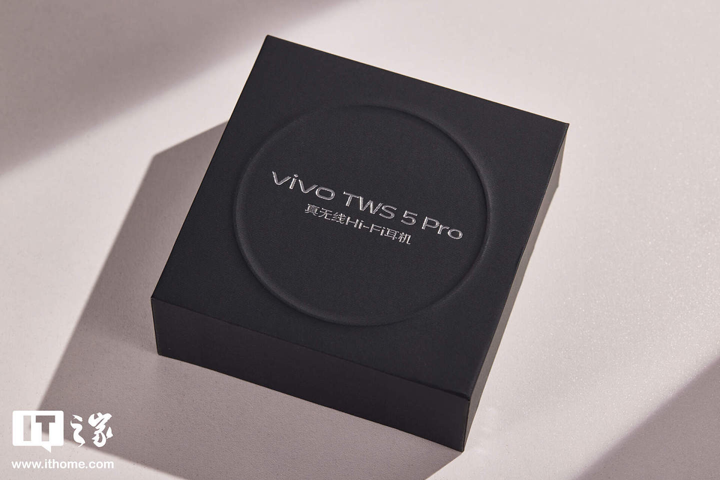 【IT之家开箱】vivo TWS 5 Pro 耳机图赏：圈铁音质 + 独立 DAC + 4.6Mbps Wi-Fi 无损音频 - 1