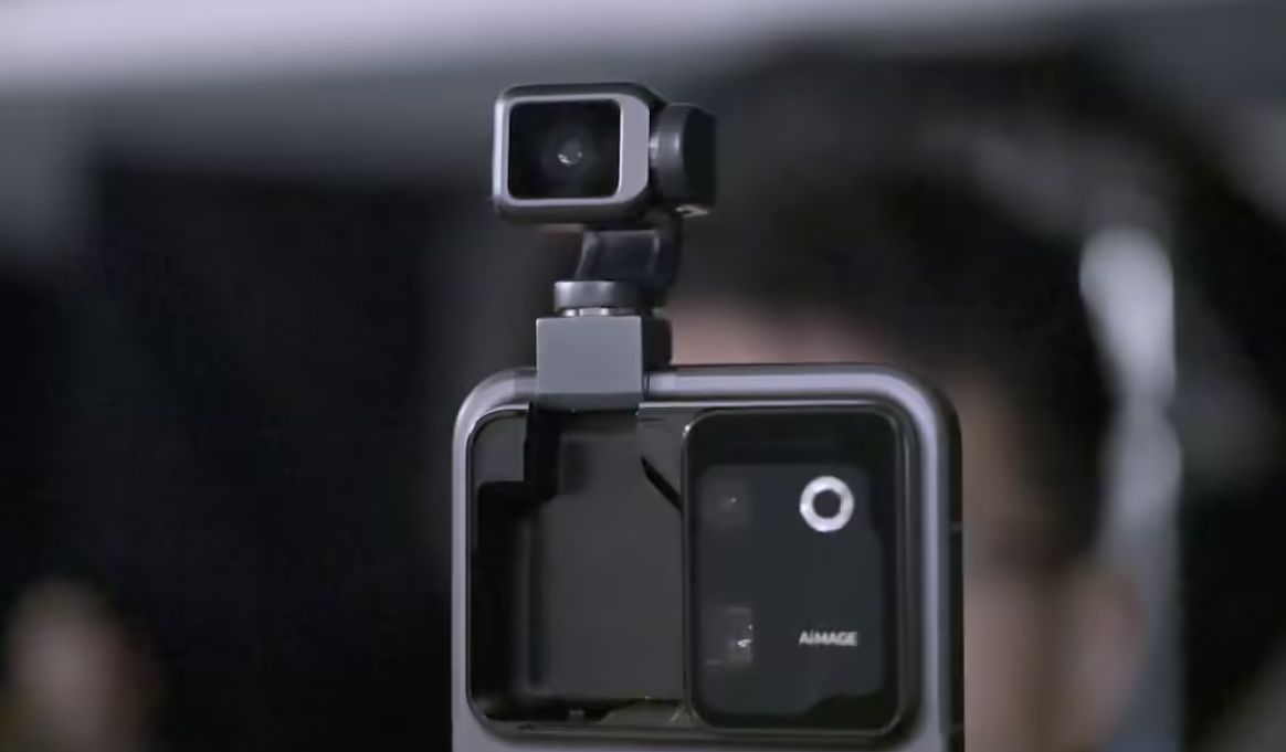 荣耀 RobotPhone 开启预约，全新多模态具身交互时代的探路者 - 4