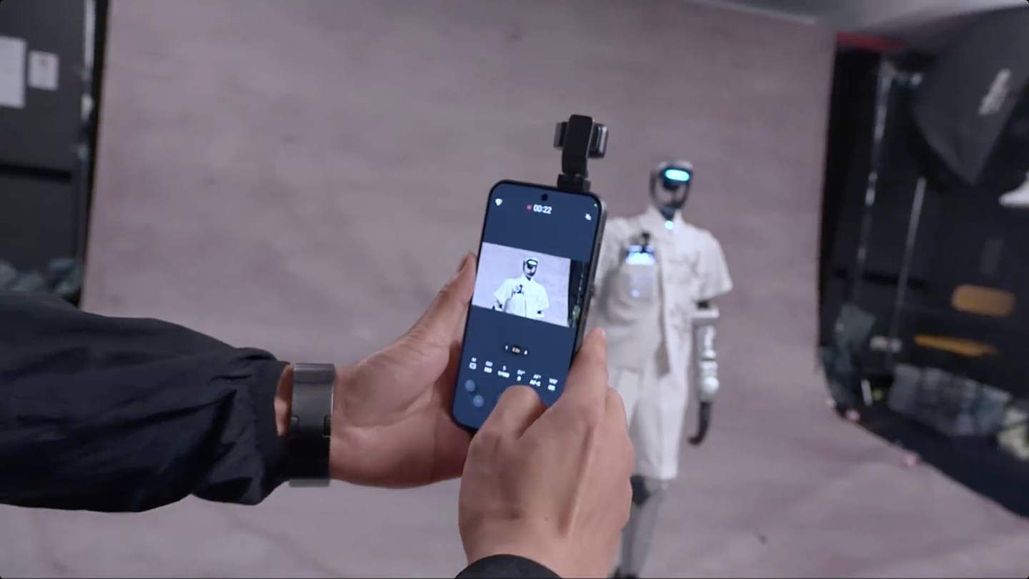 荣耀 Robot Phone 机器人手机上海电影节实拍画面公布,将于三季度上市 - 5