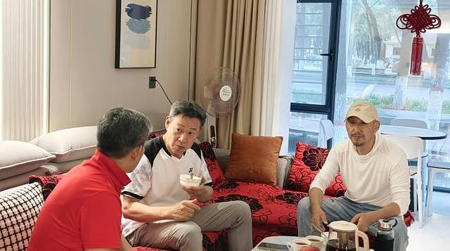 周波张丰毅石河子小聚实录：65岁硬汉穿POLO衫白发如雪却腰杆笔直 | 今日悉尼