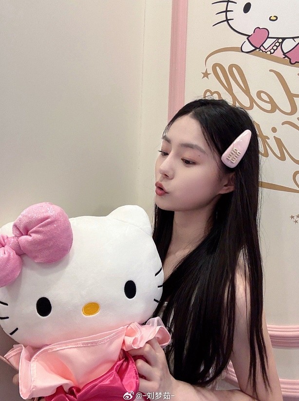 谁的白月光？《捞女游戏》演员刘梦茹晒照：好久不见 - 4