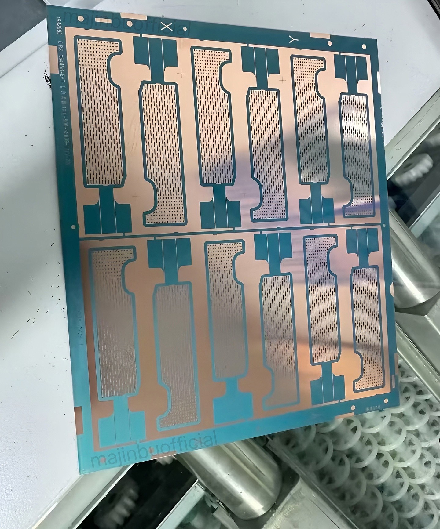 消息称苹果 iPhone 17 Pro 系列首次采用均热板设计,散热片谍照曝光 - 2