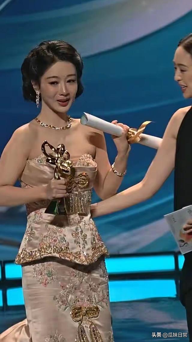 三次提名两次陪跑！杨紫封白玉兰视后，捂眼落泪瞬间看哭众人 - 3