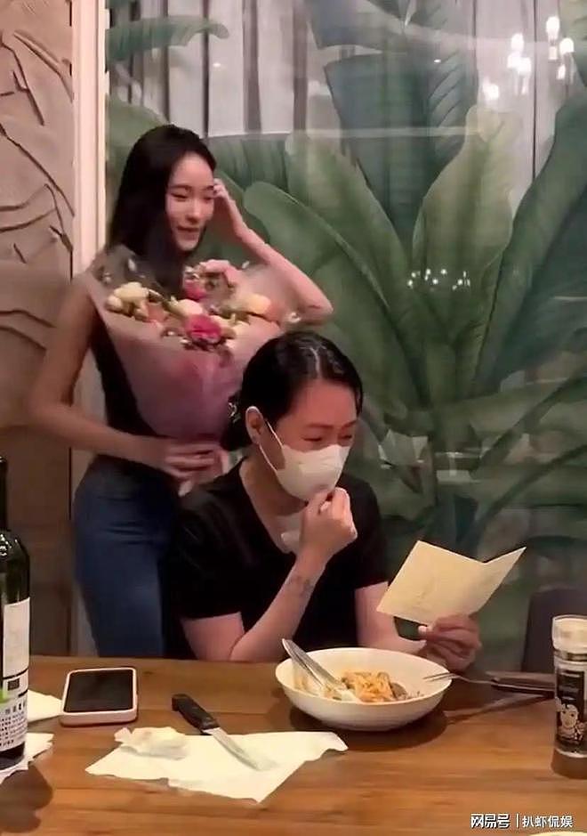 小S现身香港被偶遇，陪女儿看演唱会，老公许雅钧满头白发受瞩目 - 5