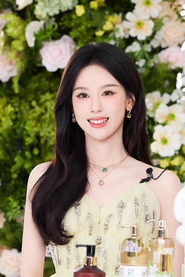 陈都灵穿淡黄碎钻吊带裙 妆容清透神态温柔氛围感拉满 - 3