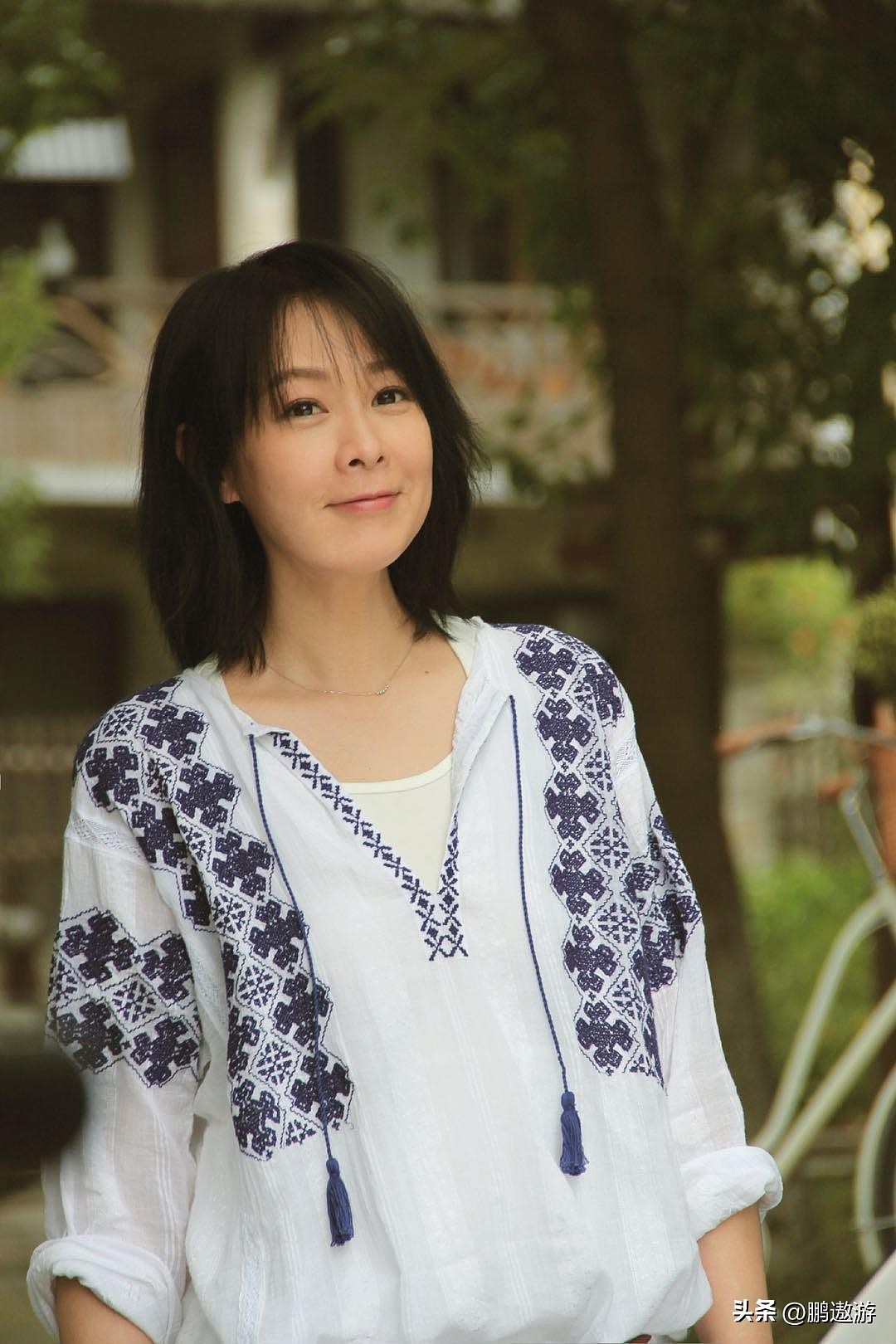 刘若英与老公儿子庆57岁生日，戴老花镜许愿，获儿子亲吻一脸幸福 - 13