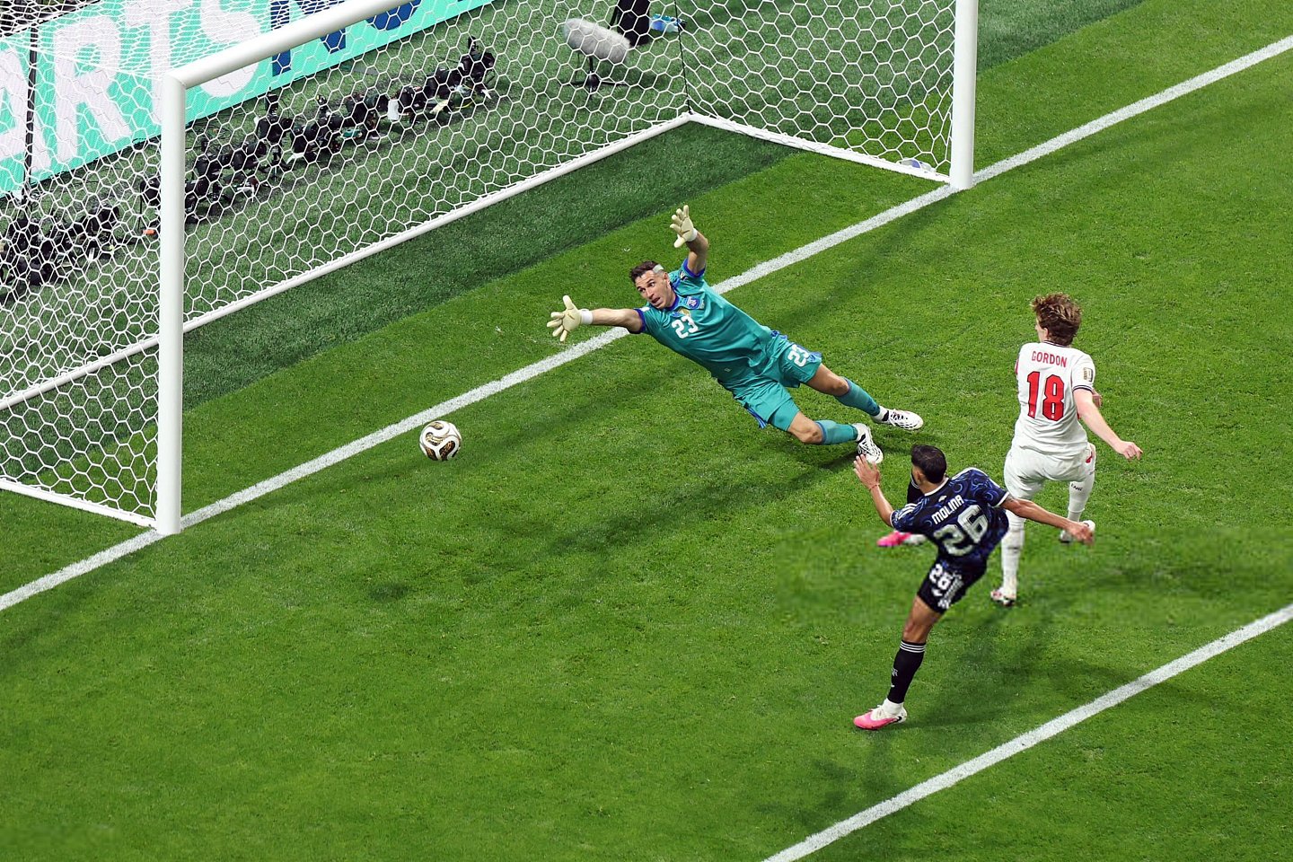 英格兰1-0领先阿根廷！戈登后点包抄破门 - 1