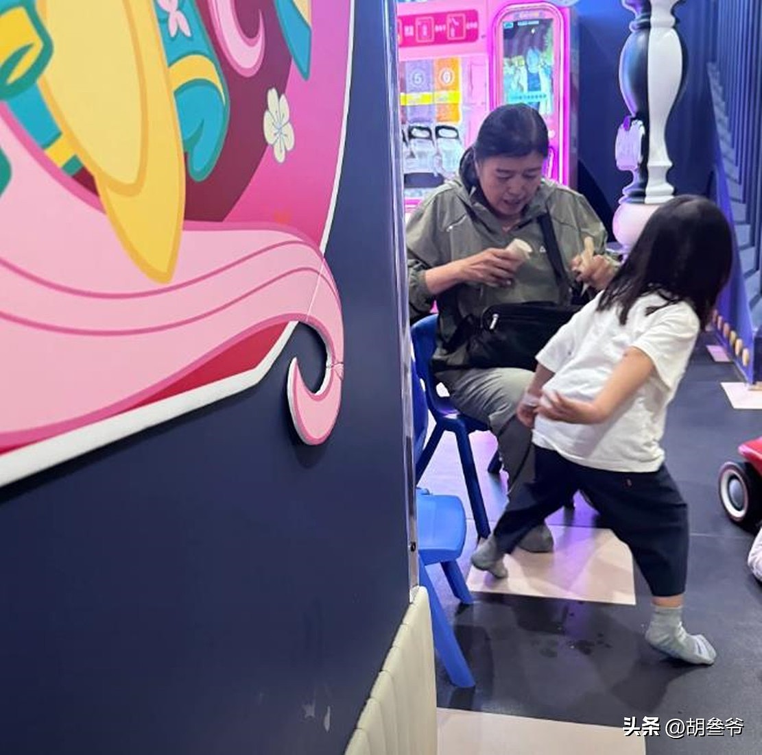 曝孙红雷前女友当奶奶！背十几块包拿卷纸带孙女，遇事还请教儿媳 - 19