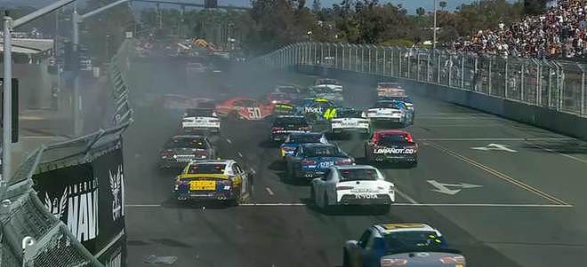NASCAR赛事爆19车连撞比赛中断 - 1