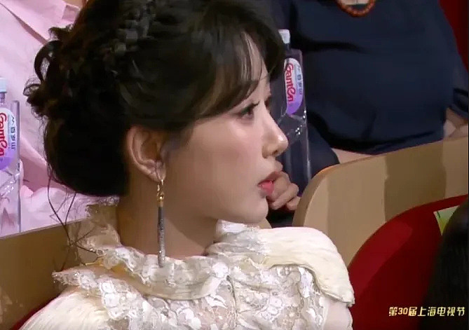 杨紫摘“白玉兰视后”的瞬间！杨幂笑出了女演员间的另一种美好 - 5