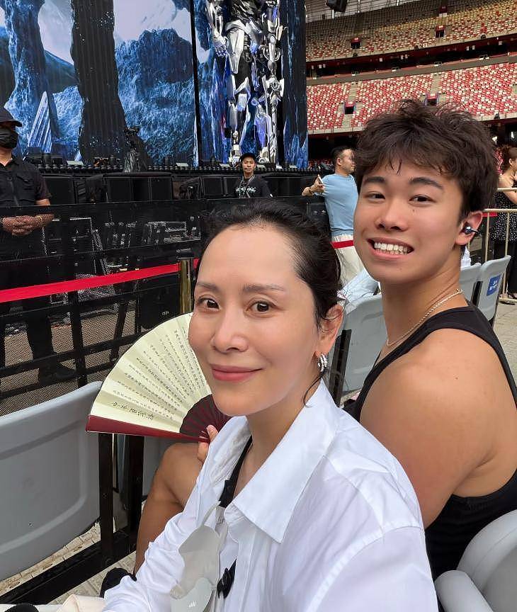 海清带儿子看周杰伦演唱会，19岁蛋妞五官随妈，身形挺拔气质出众 - 9