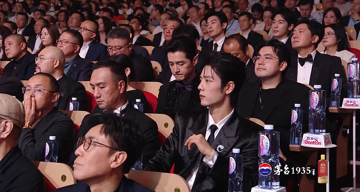 杨紫摘“白玉兰视后”的瞬间！杨幂笑出了女演员间的另一种美好 - 2
