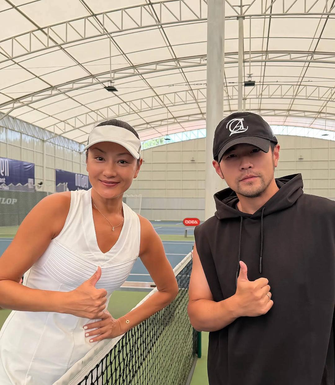 瞿颖与周杰伦打网球并晒合照：杰伦发球妥妥地稳 - 1