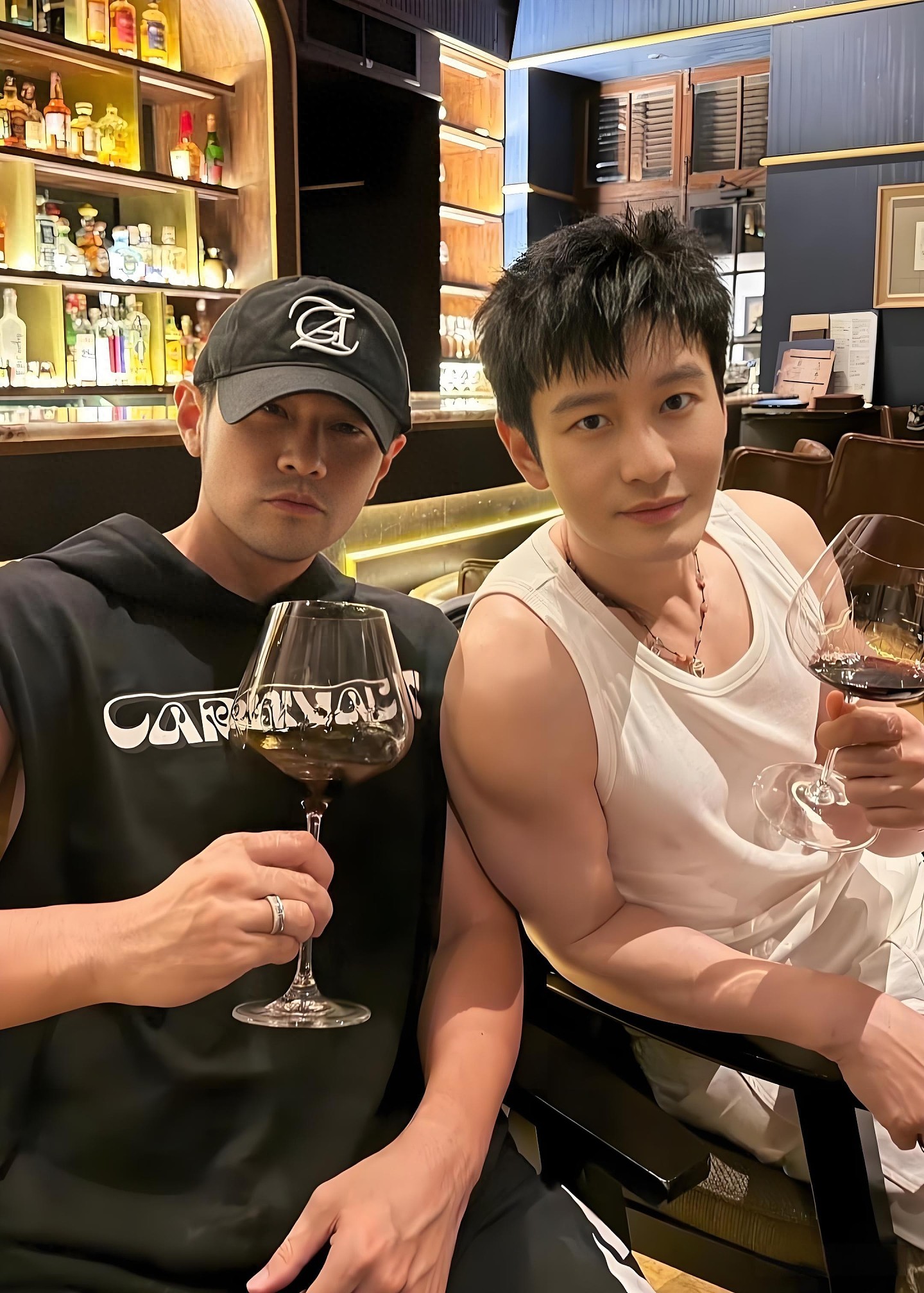 50岁黄晓明和周杰伦泰国酒吧聚会，体型差对比强烈，状态令人惊艳 - 1