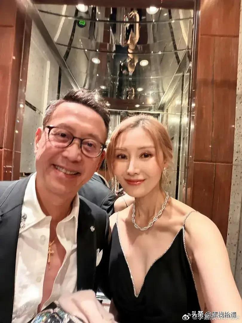 55岁李嘉欣美背杀疯了！蓝裙大秀蝴蝶骨，15岁儿子伦敦同框似姐弟 - 5