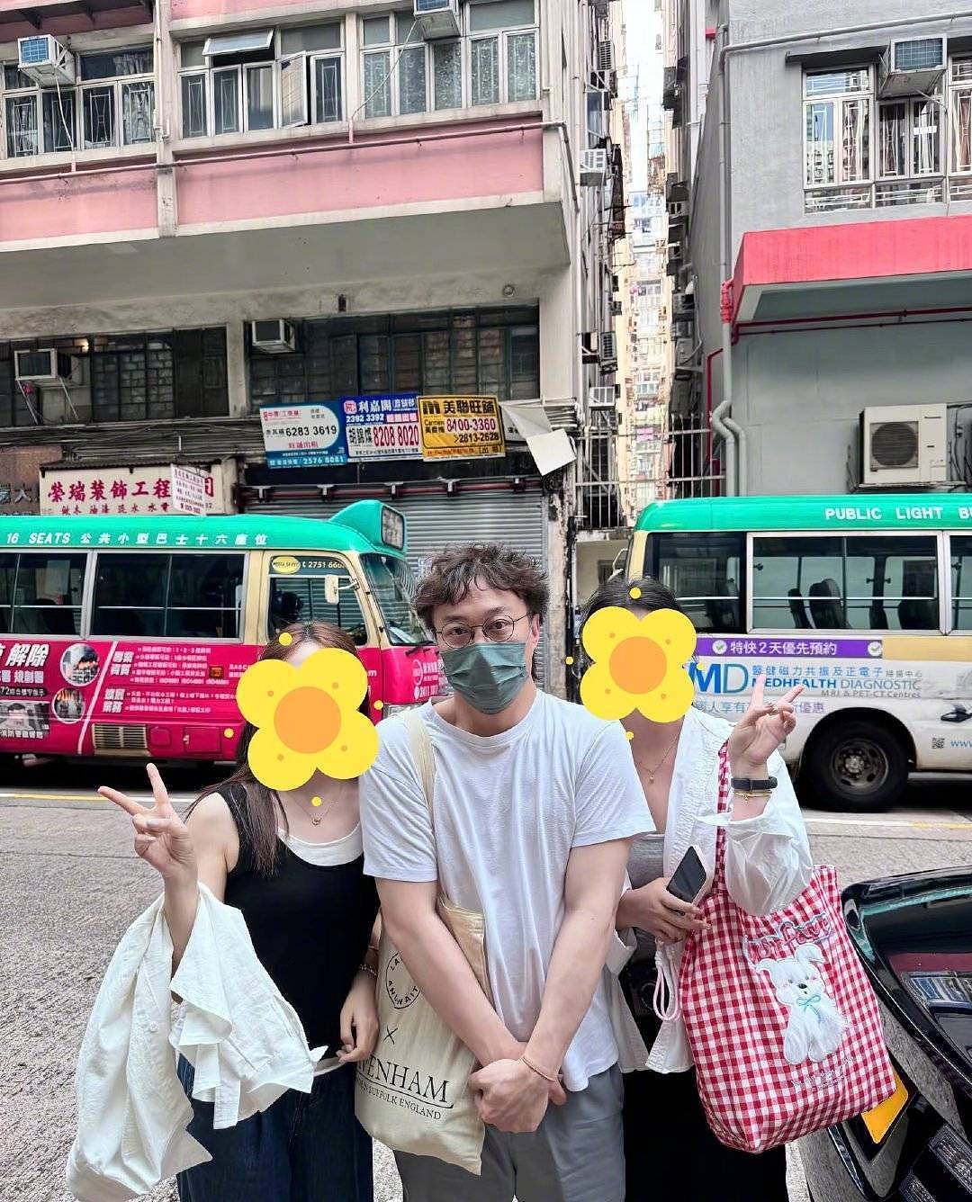 街头偶遇陈奕迅！与路人双手交叉拘谨合影 - 2