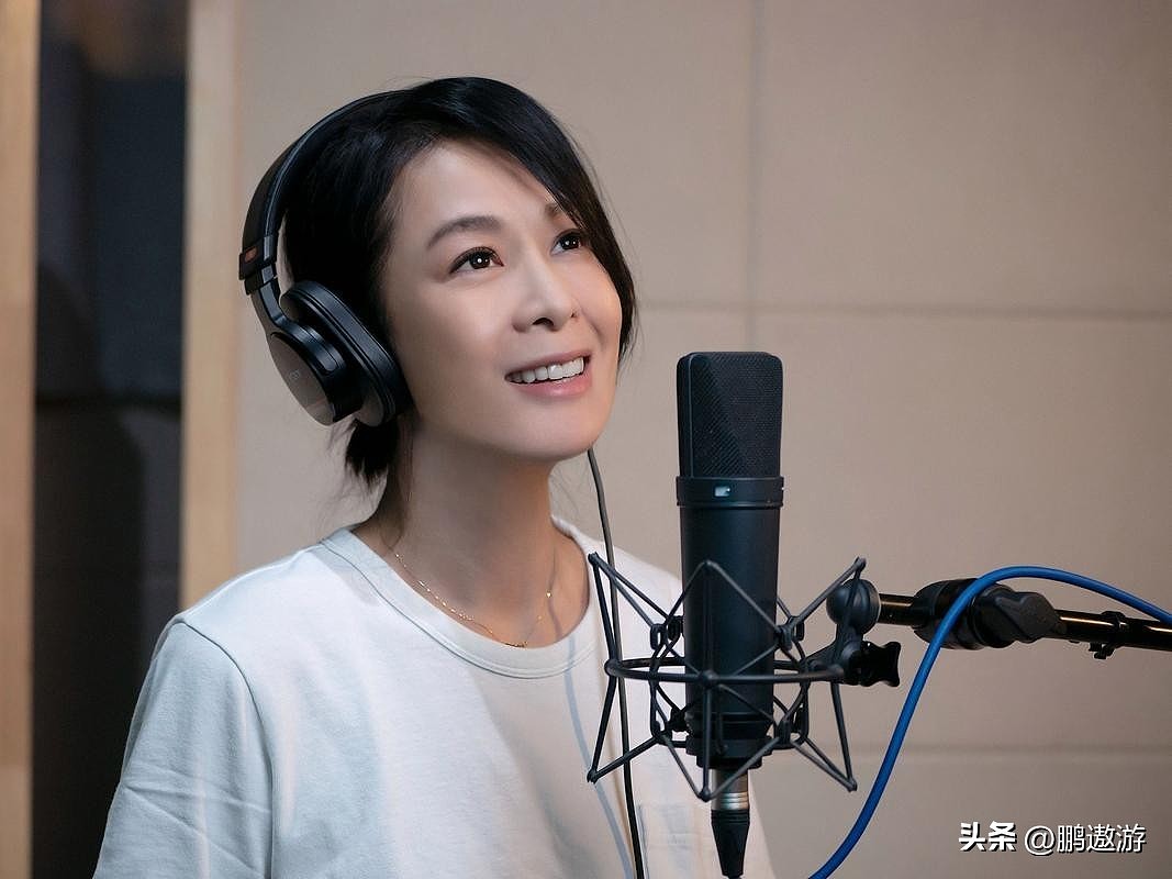 刘若英与老公儿子庆57岁生日，戴老花镜许愿，获儿子亲吻一脸幸福 - 6