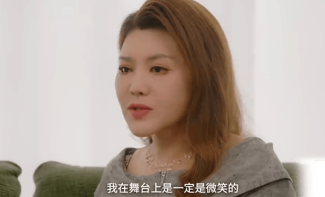 乌兰图雅回应 “半永久嬉皮笑脸” 争议：舞台演唱我始终保持微笑 - 1