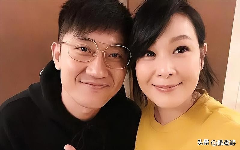 刘若英与老公儿子庆57岁生日，戴老花镜许愿，获儿子亲吻一脸幸福 - 16