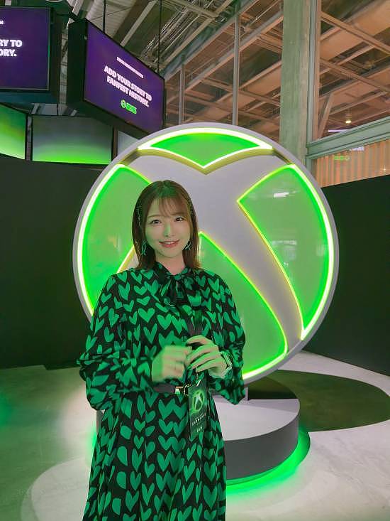 美女主持体验XBOX发布会:现场返图超美 绿色穿搭绝配 - 7