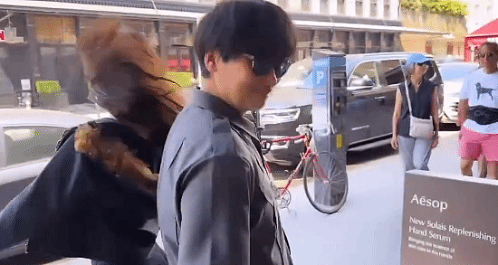 小岛秀夫和美女街头共舞！街头之旅好精彩 - 2