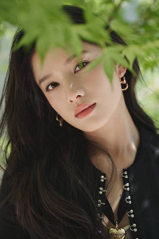张婧仪西装造型尽显干练，微卷发甜度超标 - 1