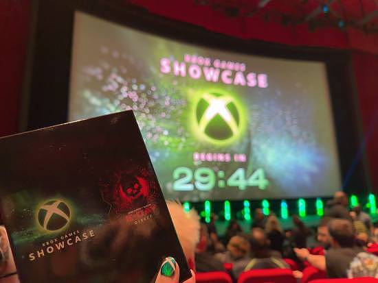 美女主持体验XBOX发布会:现场返图超美 绿色穿搭绝配 - 3