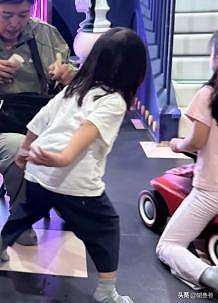 曝孙红雷前女友当奶奶！背十几块包拿卷纸带孙女，遇事还请教儿媳 - 1