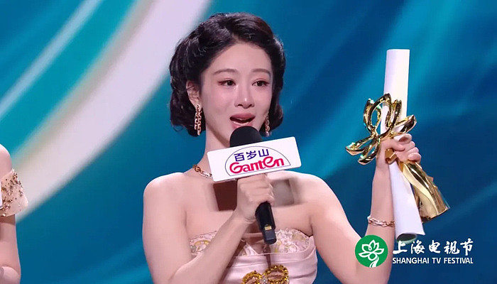 杨紫摘“白玉兰视后”的瞬间！杨幂笑出了女演员间的另一种美好 - 8