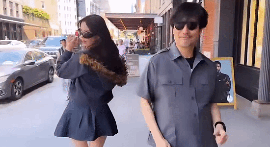 小岛秀夫和美女街头共舞！街头之旅好精彩 - 1